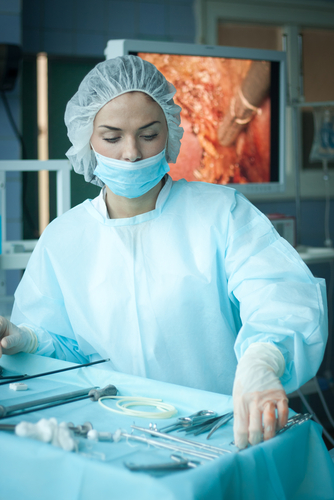 Tumori rettali: chirurgia laparoscopica ed a cielo aperto alla pari