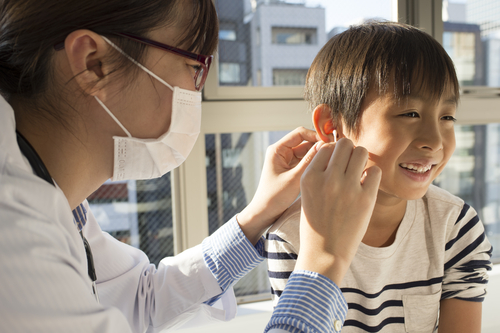 Otite media acuta: gli antibiotici riducono la durata del versamento