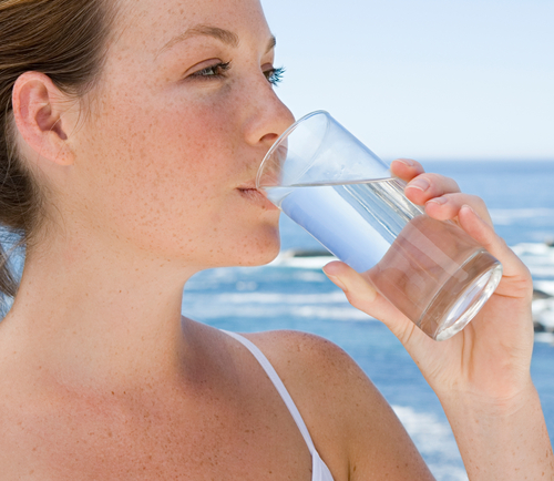 Acqua potabile. Sicura in quasi il 100% dei casi, ma un italiano su tre non si fida. Il rapporto Censia Iss