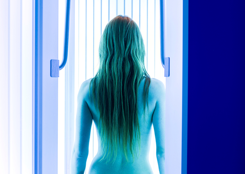 Abbronzatura artificiale connessa a melanomi nelle donne