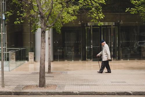 Anziani: l’andatura lenta è legata al deposito di placche di beta-amiloide