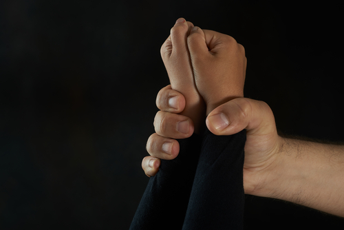 Contenuti violenti in tv: i bambini maschi più a rischio aggressività da adolescenti