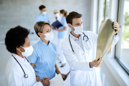 Imaging con contrasto dopo riparazione di ulcera peptica perforata: non sembra offrire vantaggi