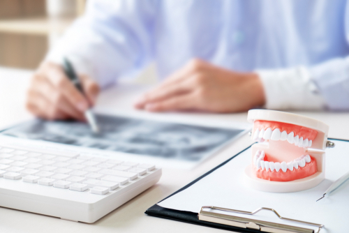 Posizionamento degli impianti con interventi dinamici assistiti da computer e chirurgia statica tradizionale