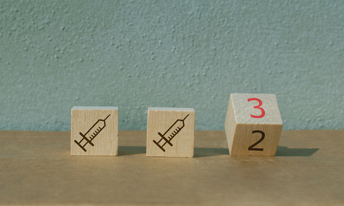 Covid-19: la mortalità diminuisce con la terza dose di vaccino