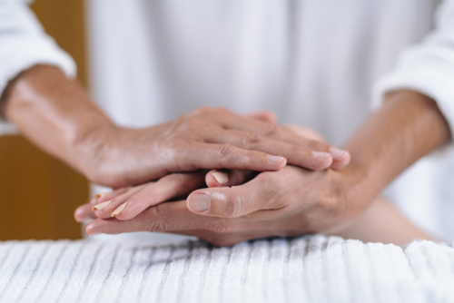 Artrite reumatoide: gli effetti benefici del Reiki e del massaggio