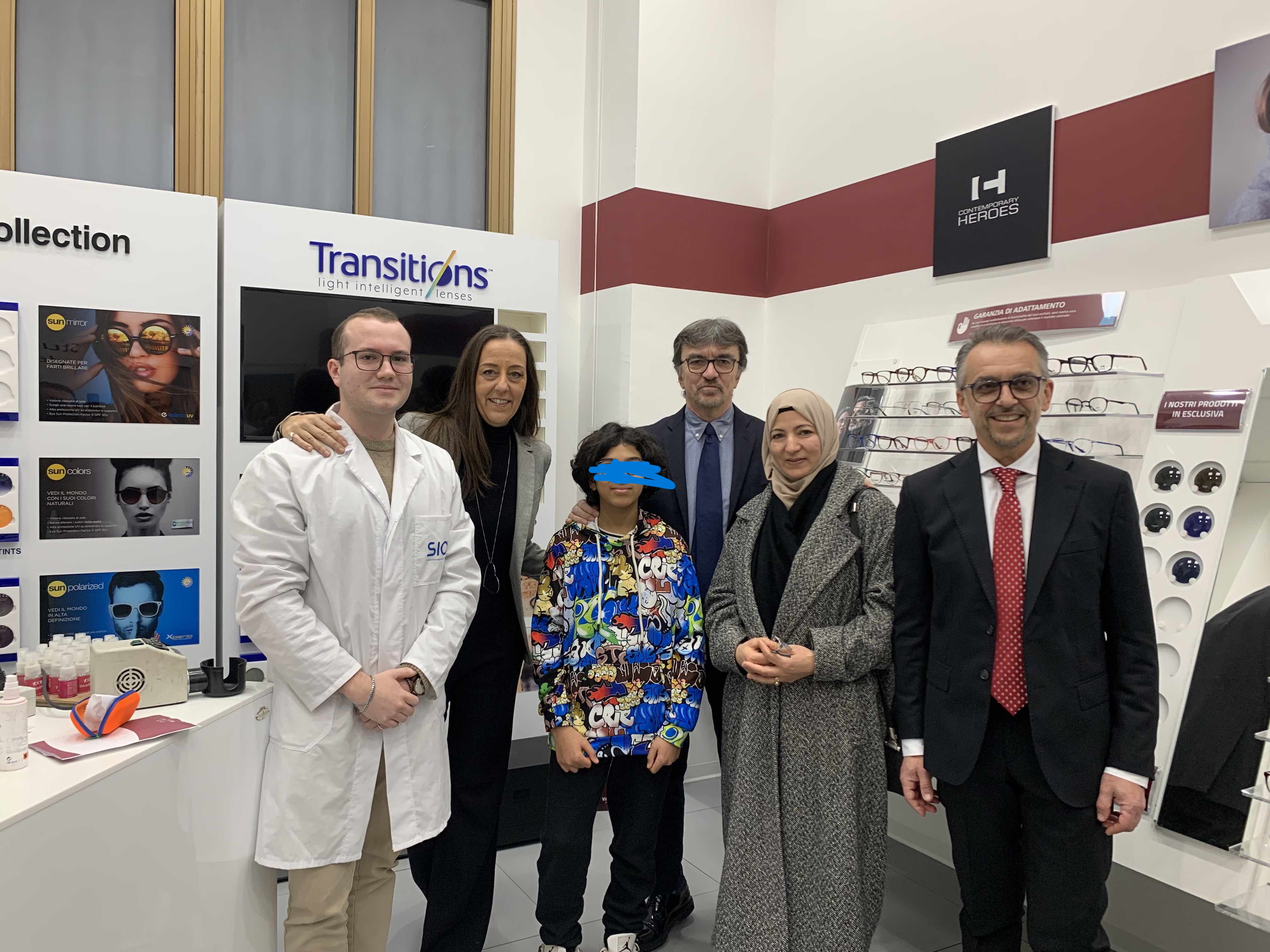 Consegnati i primi occhiali alle famiglie a basso reddito dalla scuola di ottica e optometria SIOO