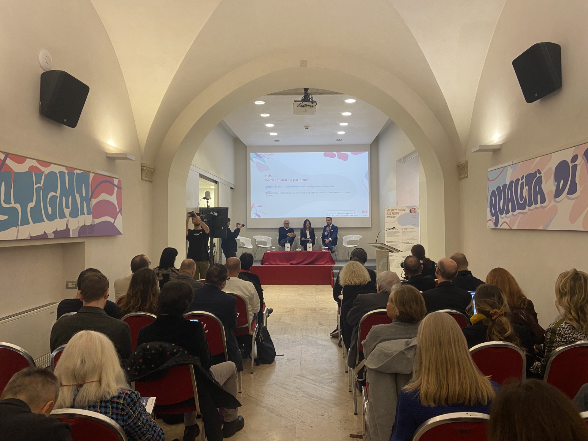 HIV, è ancora emergenza: “Scarsa informazione, pochi test e tanto stigma”